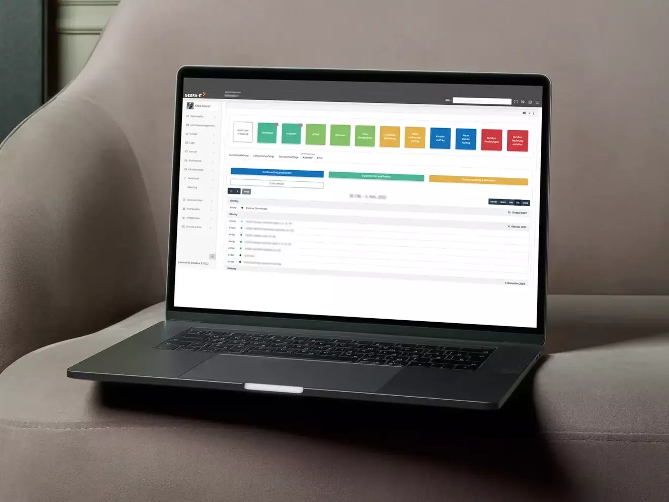 Laptop auf einer Couch