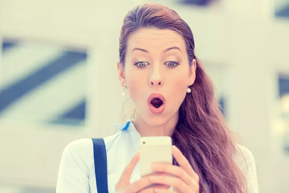 Frau mit einem Smartphone in der Hand