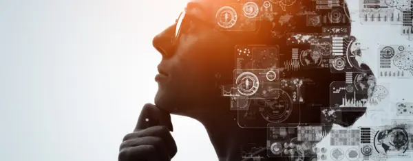 Roboter schreibt auf Tastatur