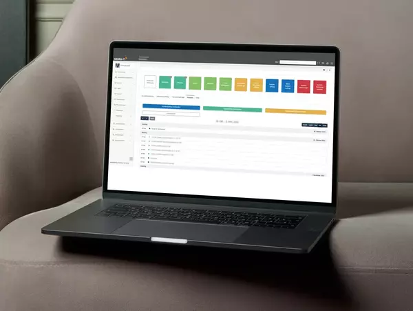 Laptop auf einer Couch