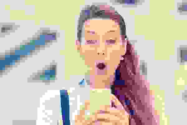 Frau mit einem Smartphone in der Hand