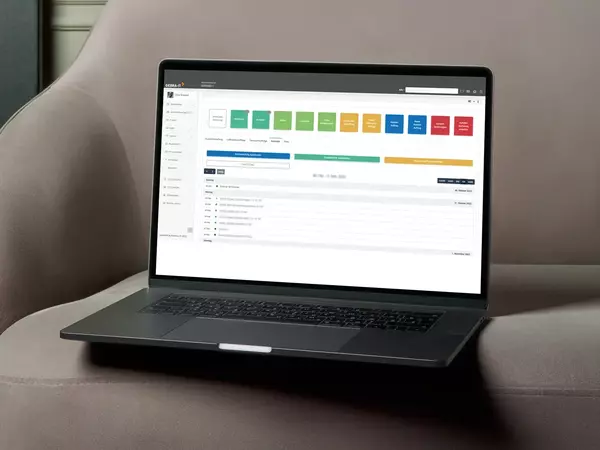 Laptop auf einer Couch